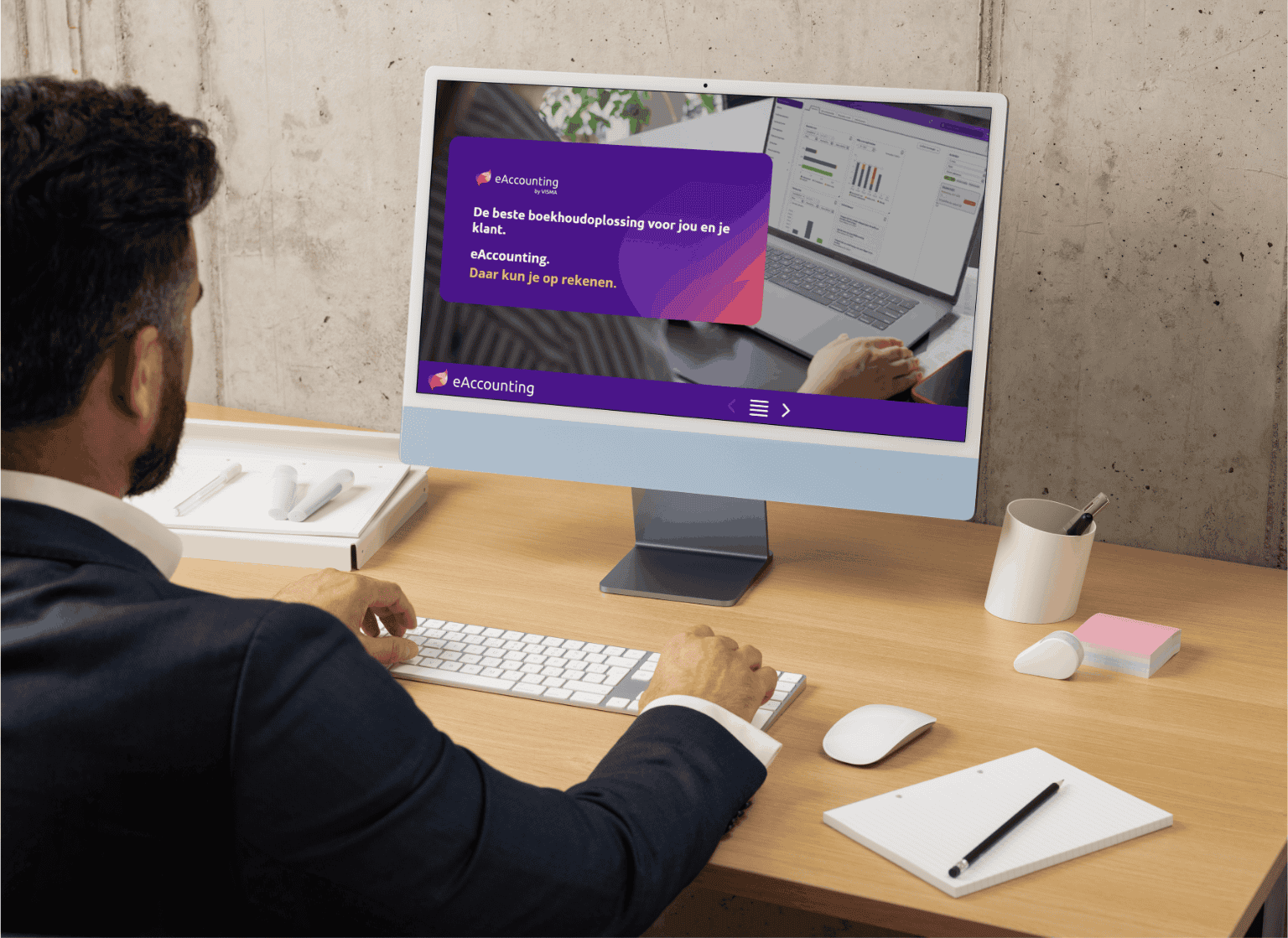 man achter laptop met eaccounting in beeld