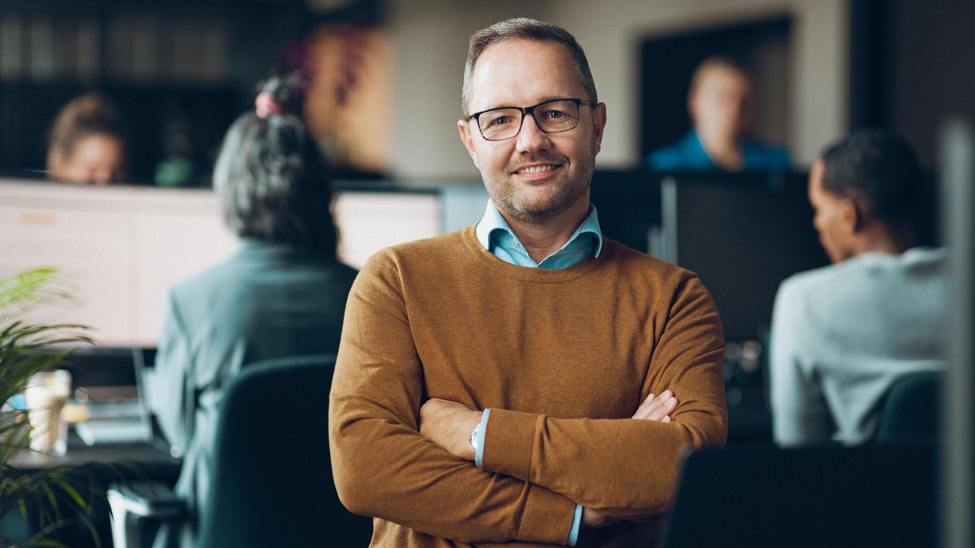 man met armen over elkaar