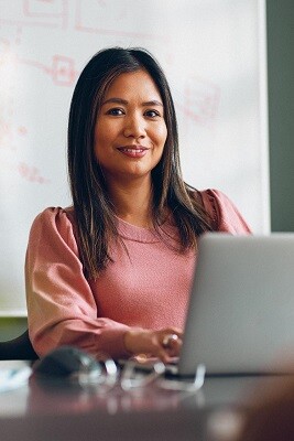 Vrouw achter laptop