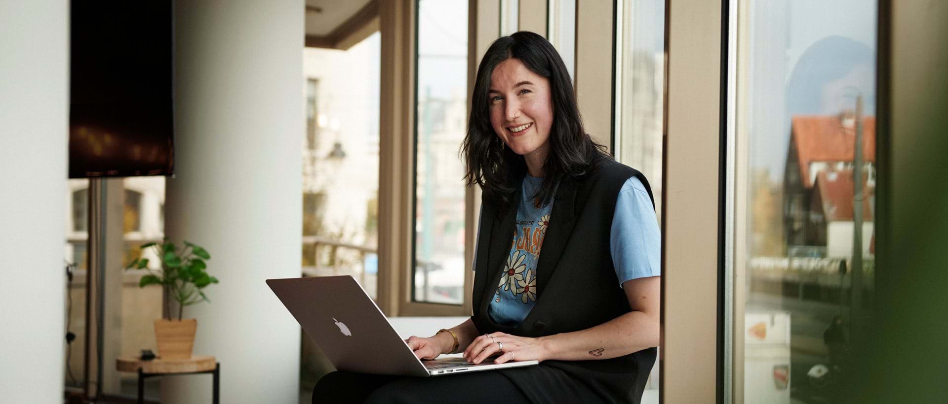 Vrouw_laptopkantoor