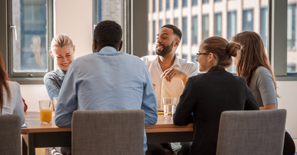 groep collegas aan een tafel voor overleg