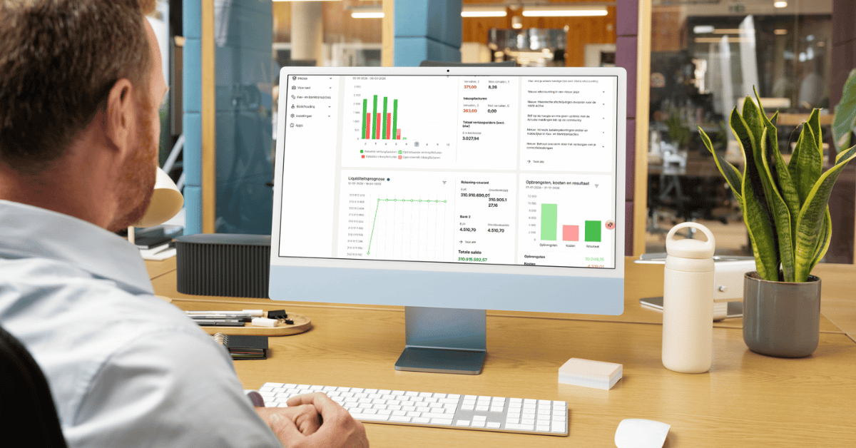 een ondernemer die zijn boekhouding doet achter de computer met een dashboard