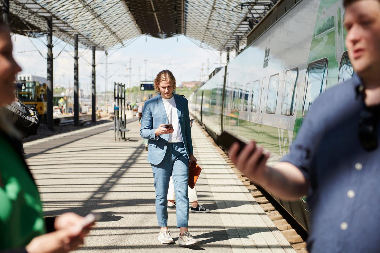 zakenvrouw op station